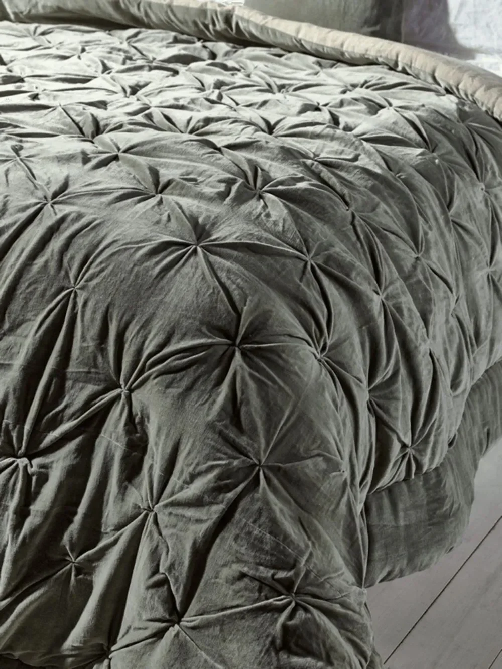 New Anthropologie Trova Velvet Quilt Size Queen